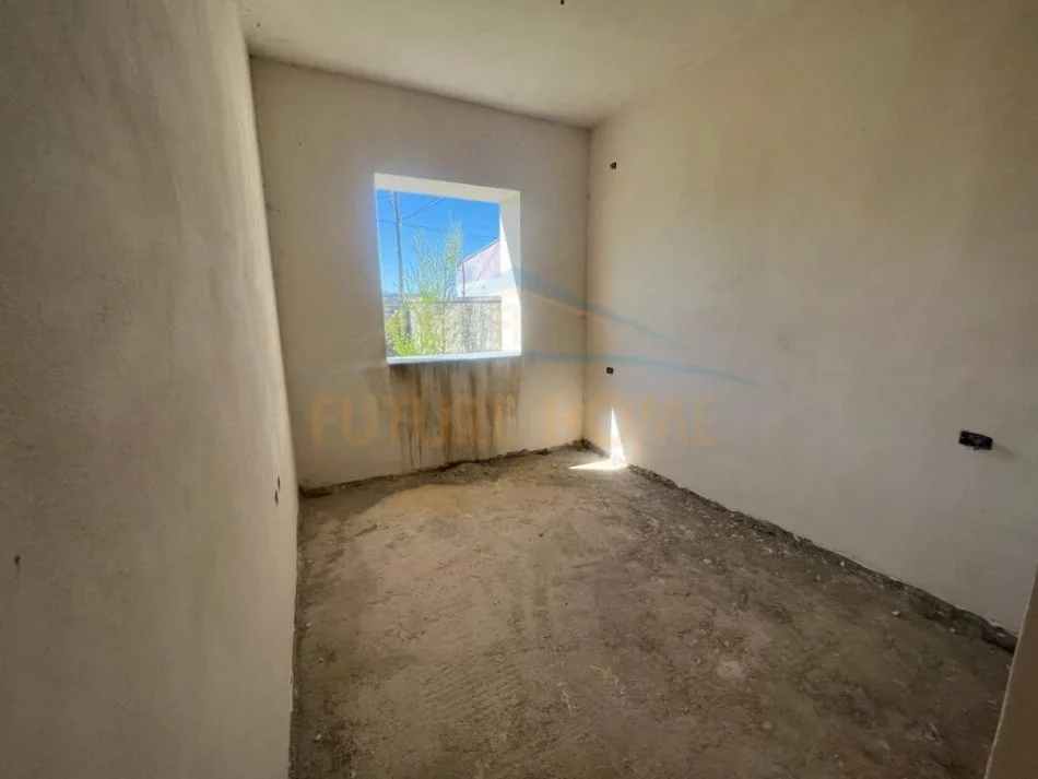 Korce, shitet shtepi 3+1 Kati 1, 184 m² 100.000 € (Lagjia 6, Korçë)