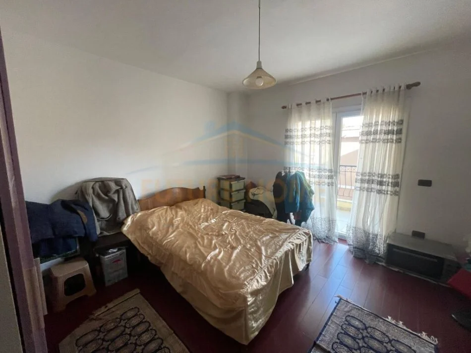 Korce, shitet apartament 2+1 Kati 2, 85.000 € (Lagjia 18, Korçë)