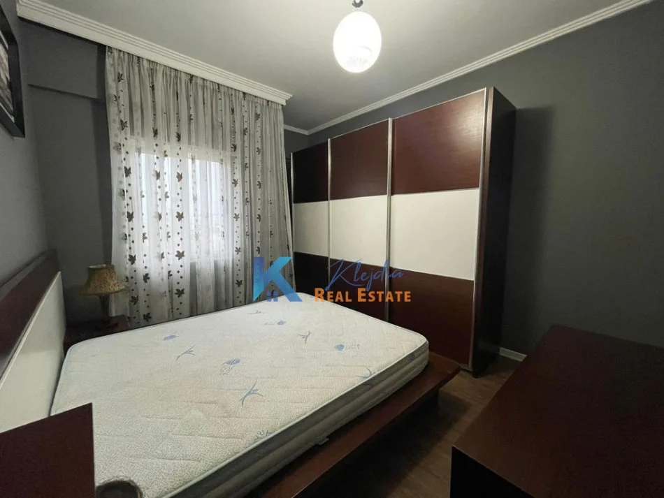 Tirane, jap me qera apartament 2+1+Ballkon Kati 2, 82 m² 600 € (Liqeni i Thate)