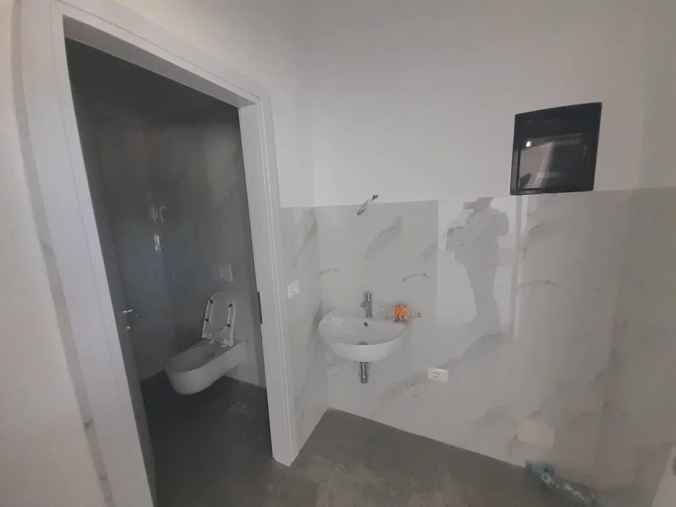 Tirane, jepet me qera ambjent biznesi Kati 0, 131 m² 2.000 € (QSUT)