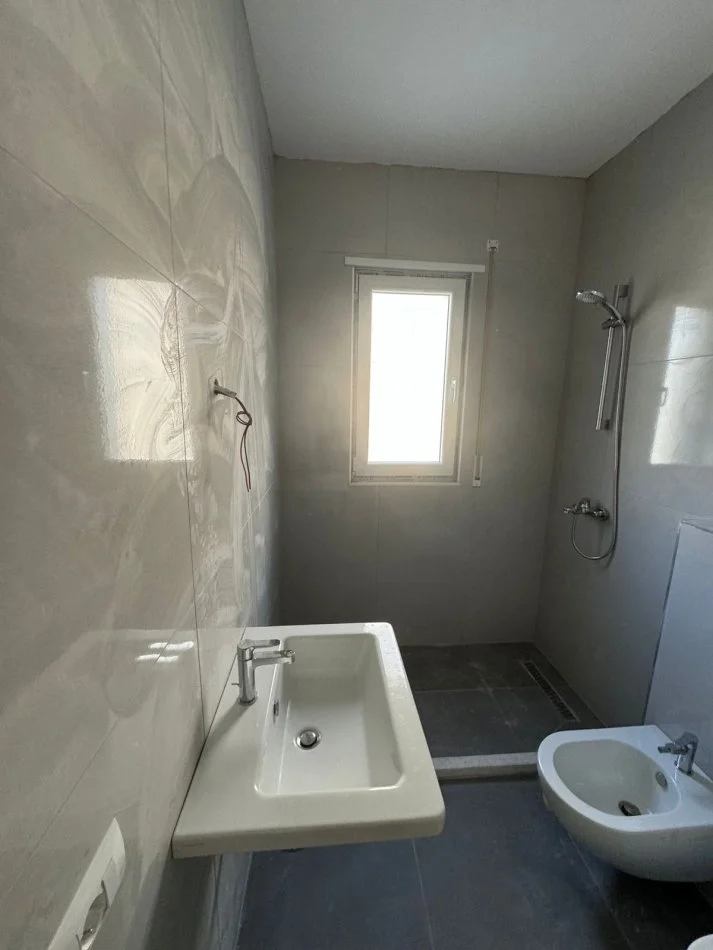 Tirane, jap me qera apartament 2+1+Ballkon Kati 4, 105 m² 500 € (Xhamllik)