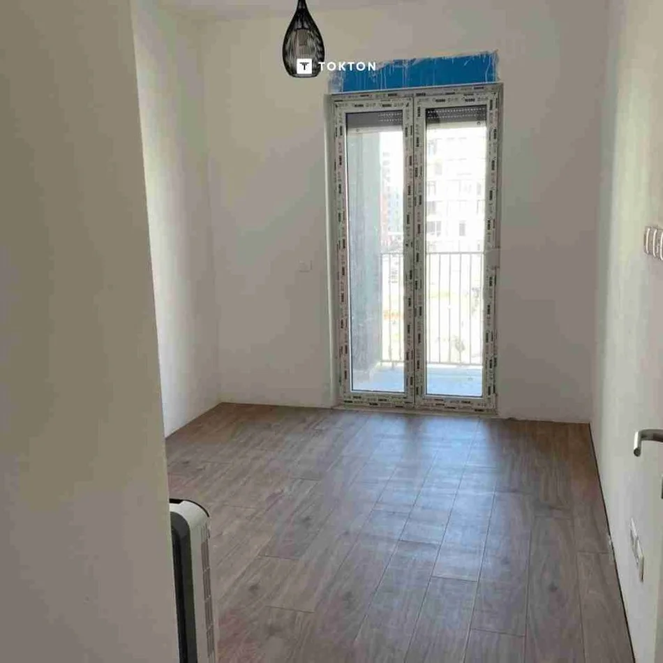 Tirane, jepet me qera apartament 3+1+Ballkon Kati 4, 148 m² 500 € (JORDAN MISJA)