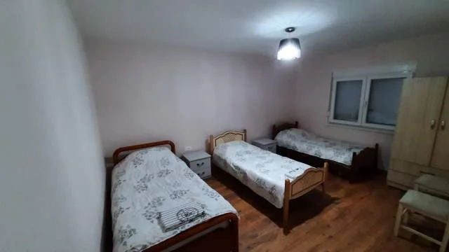Tirane, jap me qera apartament 2+1+Ballkon Kati 1, 75 m² 610 € (21 Dhjetori)