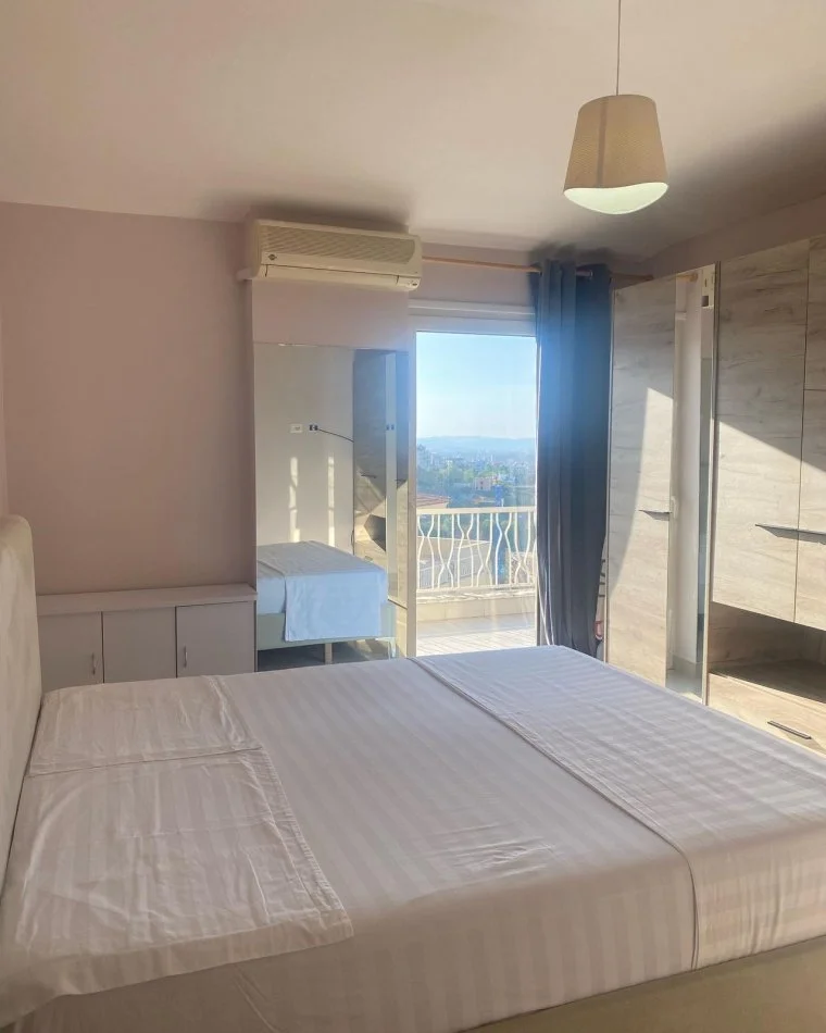 Tirane, jepet me qera apartament 2+1+Ballkon Kati 6, 140 m² 750 € (Liqeni, Rruga Peti)