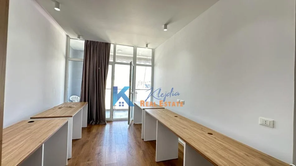 Tirane, jap me qera zyre Kati 8, 100 m² 800 € (Komuna e Parisit, Kika 2)