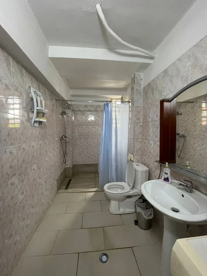 Tirane, jepet me qera apartament 1+1+Ballkon Kati 3, 65 m² 600 € (Qender, prane Kafe Flora)