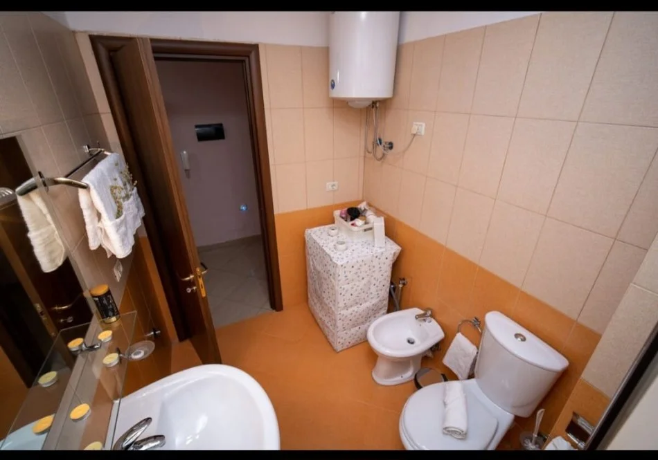 Tirane, jepet me qera apartament 1+1+Ballkon Kati 6, 70 m² 500 € (Rruga Jordan Misja)