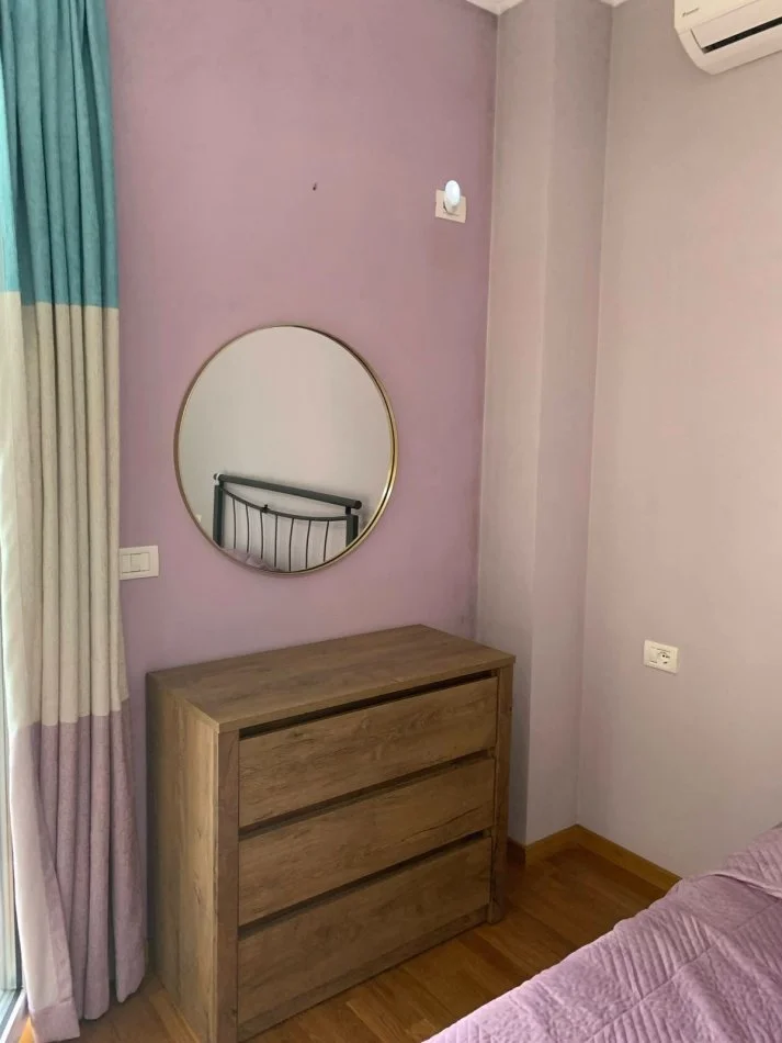 Tirane, jepet me qera apartament 2+1+Ballkon Kati 2, 100 m² 600 € (Liqeni, Rruga Peti)