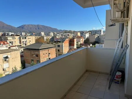 Tirane, jepet me qera apartament 1+1+Ballkon Kati 5, 87 m² 500 € (perballe Ministrise se Jashtme, AREA46814)
