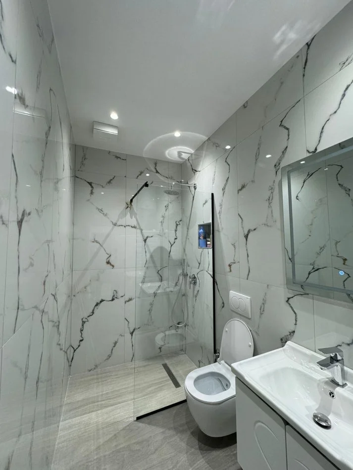 Tirane, jepet me qera apartament 1+1 Kati 1, 65 m² 500 € (Rruga 5 Maji, prane Concord Center)