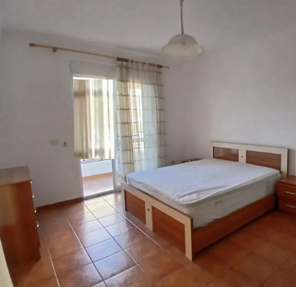 Tirane, jepet me qera apartament 1+1+Ballkon Kati 3, 70 m² 500 € (Ministria e Jashtme, Komisariati Nr.1)