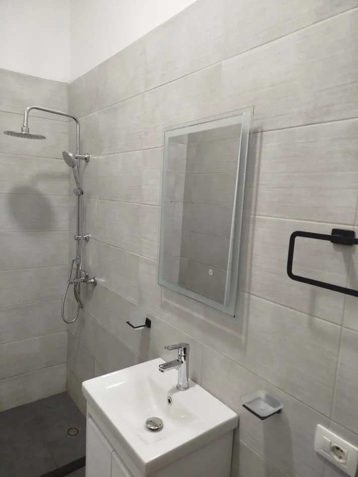 Tirane, jap me qera apartament 1+1+Ballkon Kati 7, 65 m² 500 € (Kompleksi Golden Park, perballe Spitalit Ame)