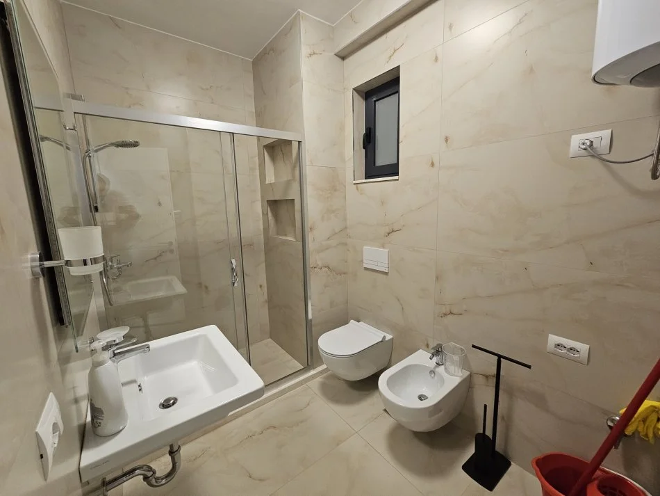 Tirane, jepet me qera apartament 2+1 Kati 5, 110 m² 650 € (Rruga Xhanfize Keko. perballe UET, Porcelani.)