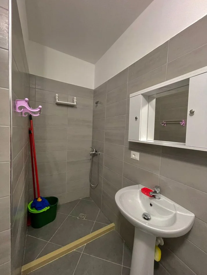 Vlore, jepet me qera apartament 1+1 Kati 7, 65 m² 420 € (Te lokal Hannover, Lungomare rv47060)