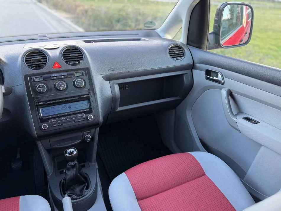 Tirane, shes Caddy 1.9 Naftë Manual Nafte, e kuqe manuale Klima 210.000 km 6.300 €