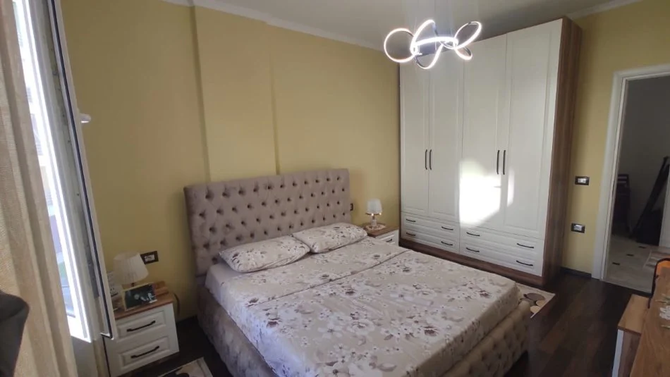 Tirane, jepet me qera apartament 1+1 Kati 5, 70 m² 500 € (Porcelan, prane UET)