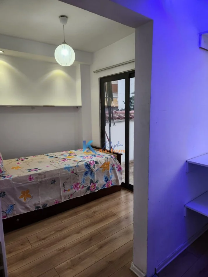 Tirane, jap me qera apartament 2+1+Ballkon Kati 3, 75 m² (Kodra e Diellit)