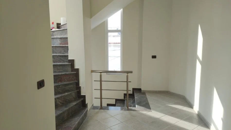 Tirane, jepet me qera Vile 5+1+Aneks+Ballkon Kati 4, 250 m² 1.000 € (Rruga Islam Rusi)