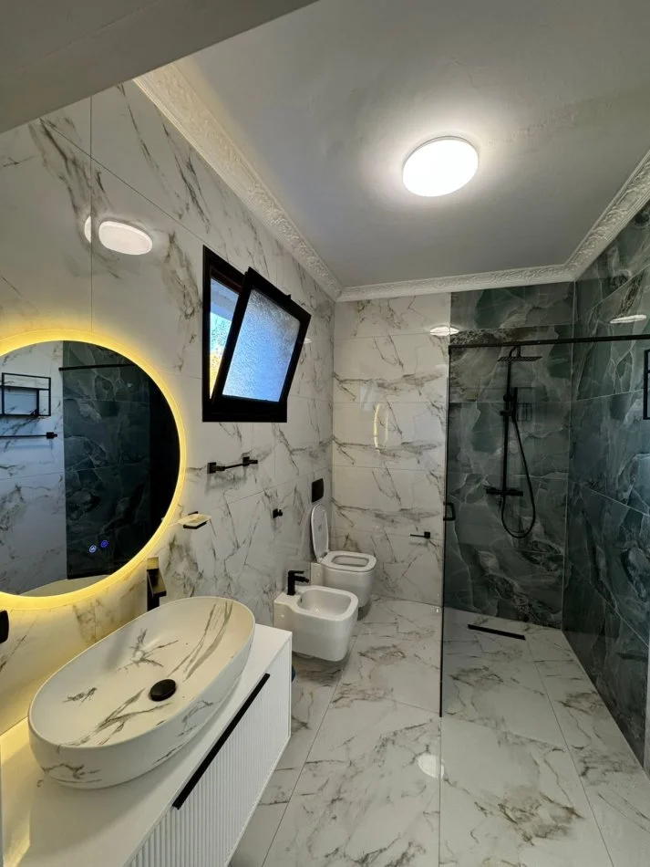 Vlore, shitet shtepi 2+1 Kati 0, 142 m² 200.000 € (ne hyrje te Vlores, transballkanike, afer karburant Kastrati) RV47451