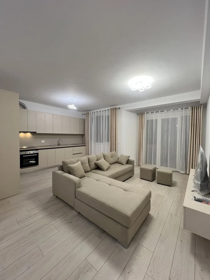 Tirane, jepet me qera apartament 2+1 Kati 9, 200 m² 650 € (ISH FUSHA E AVIACIONIT)