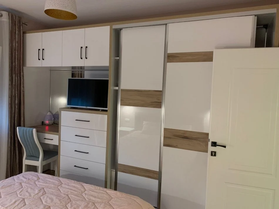 Tirane, jepet me qera apartament 2+1+Ballkon Kati 3, 80 m² 1.000 € (Rruga Reshit Petrela)