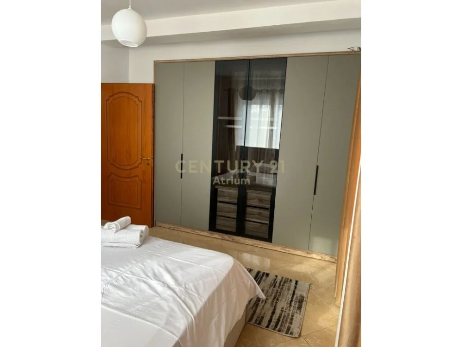 Tirane, jepet me qera apartament 1+1 Kati 4, 115 m² 500 € (APARTAMENT 1+1+ POST PARKIMI TEK RRUGA 5 MAJI)
