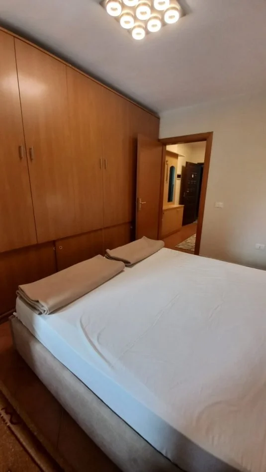 Tirane, jepet me qera apartament 1+1+Ballkon Kati 8, 76 m² (Rruga Perlat Rexhepi)