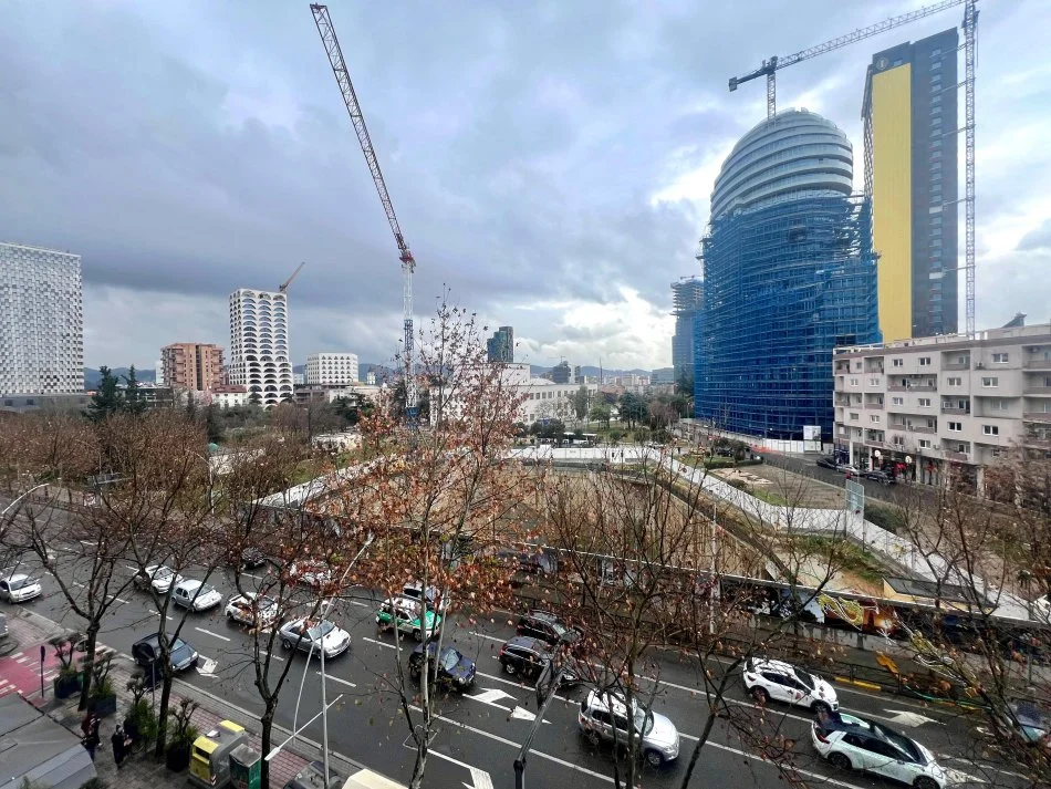 Tirane, jepet me qera zyre Kati 3, 144 m² 3.000 € (Qender)