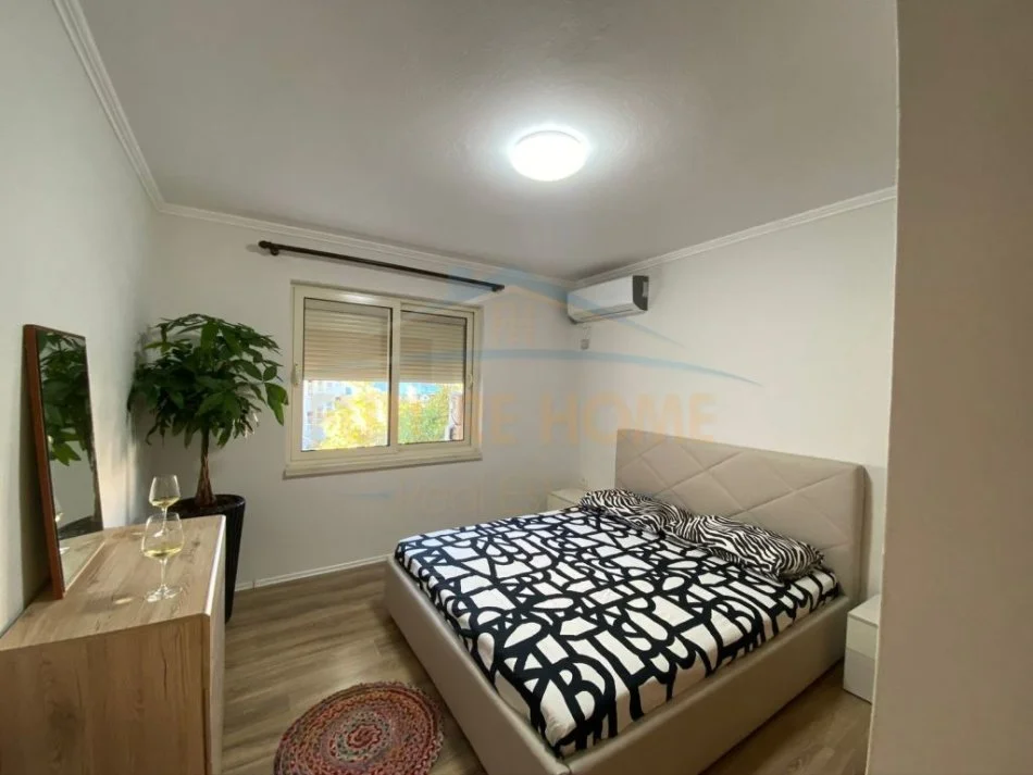 Tirane, jepet me qera apartament 2+1+Aneks+Ballkon Kati 4, 87 m² 700 € (blloku)