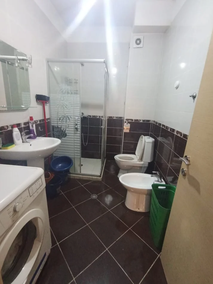 Tirane, jepet me qera 1+1+Ballkon Kati 8, 65 m² 450 € (rruga Dhaskal Todri tek Zgara Çarçani)