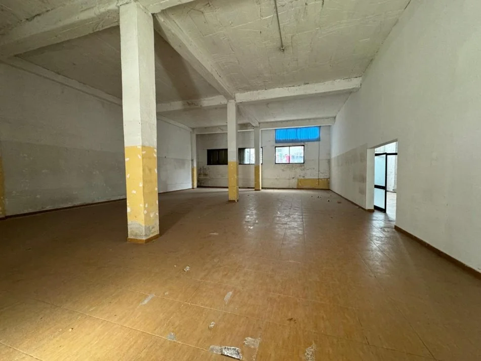 Tirane, jepet me qera ambjent biznesi Kati 0, 330 m² 2.300 € (5 MAJI)
