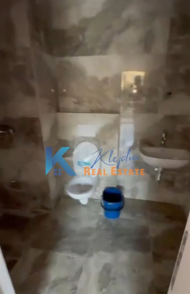 Tirane, jap me qera zyre Kati 1, 117 m² 700 € (Kompleksi Arlis)