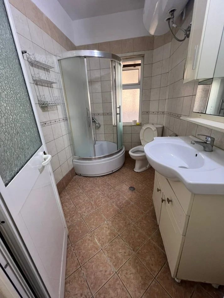 Tirane, shitet apartament 1+1+Ballkon Kati 4, 54 m² 90.000 € (Porcelan, pas UET)