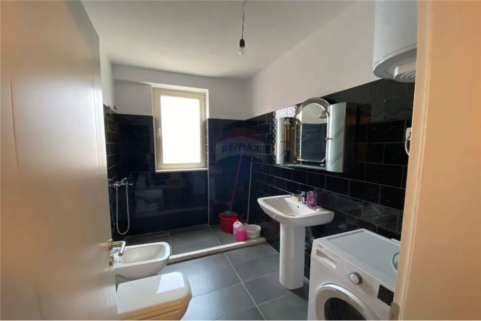 Tirane, jepet me qera apartament 1+1 Kati 4, 75 m² 350 € (Rruga Aleksander Konda)