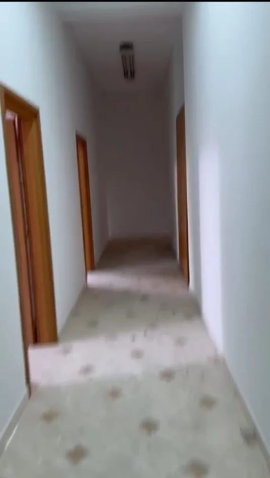 Tirane, jepet me qera zyre Kati 2, 230 m² 1.900 € (Ministria e Jashtme, prane Komisariatit Numer 1)