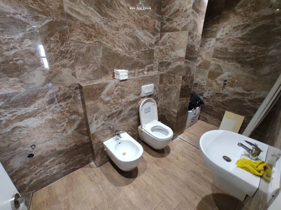 Tirane, jepet me qera zyre Kati 3, 132 m² 1.000 € (21 Dhjetori, Rruga Frederik Shiroka)