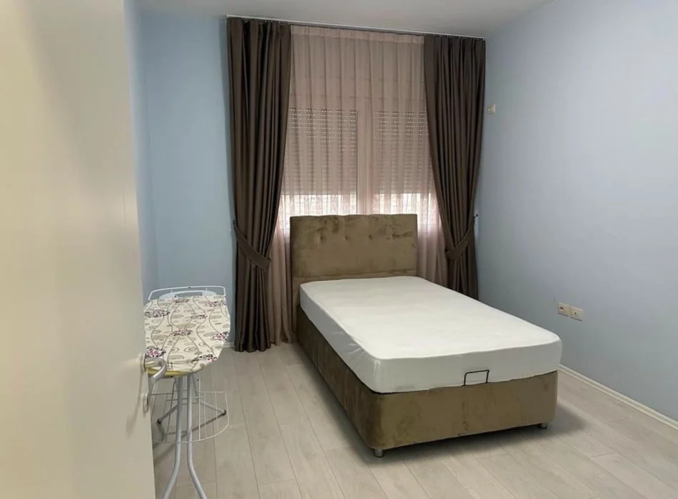 Tirane, jepet me qera apartament 3+1+Ballkon Kati 3, 190 m² 1.300 € (Liqeni i Thate)