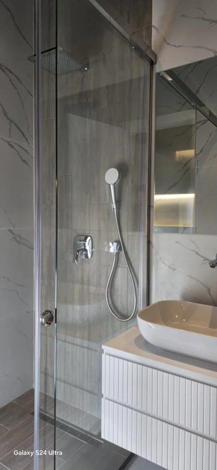 Tirane, jepet me qera apartament 2+1 Kati 5, 143 m² 1.200 € (Rr. Kavajes)