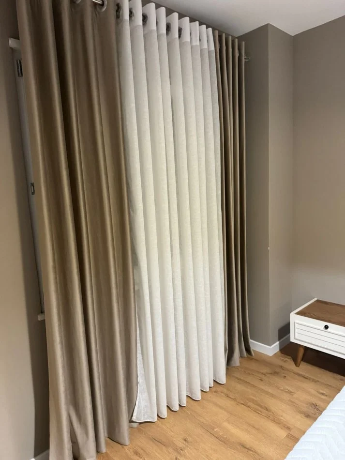 Tirane, jepet me qera apartament 2+1+2+ Ballkon Kati 3, 132 m² 1.000 € (Prane Xhamise, Selite e Vjeter)