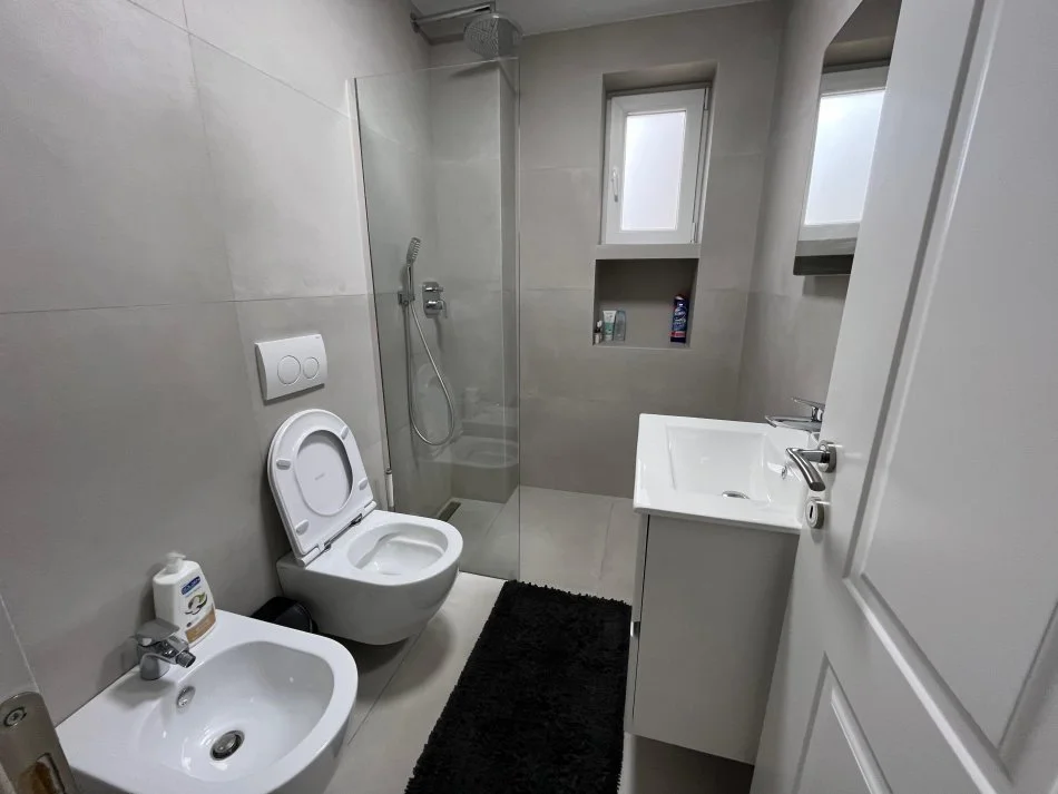Tirane, jepet me qera apartament 1+1 Kati 2, 62 m² 650 € (Rr. Elbasanit)