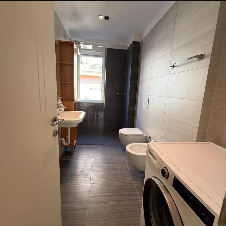 Tirane, jepet me qera apartament 1+1 , 70 m² 750 € (Rr. e Barrikadave)