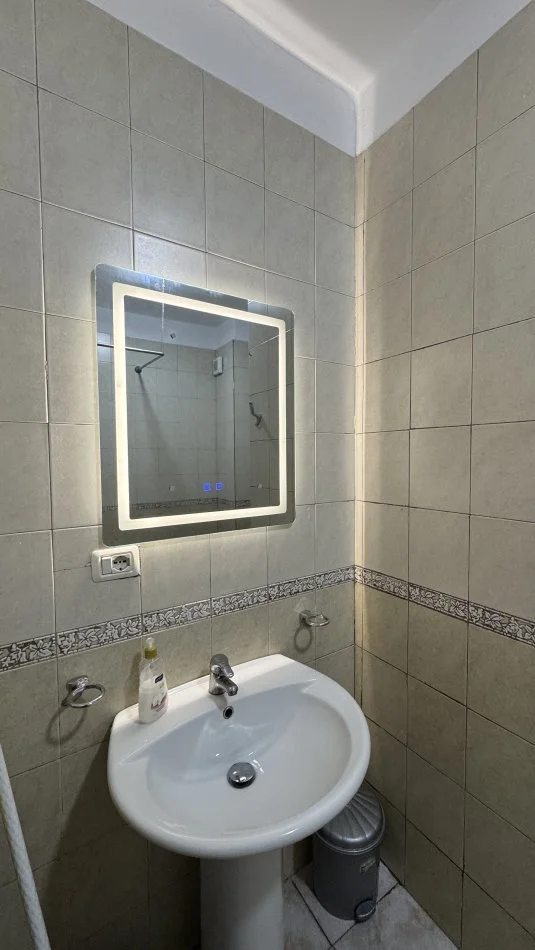 Tirane, jap me qera apartament 1+1+Ballkon Kati 5, 77 m² 60.000 Leke (21 Dhjetori)