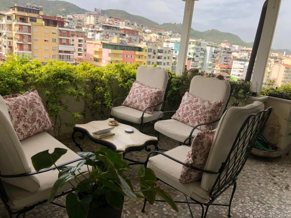 Tirane, jepet me qera 2+1+Aneks+Ballkon Kati 9, 130 m² 1.000 € (Komuna e Parisit)