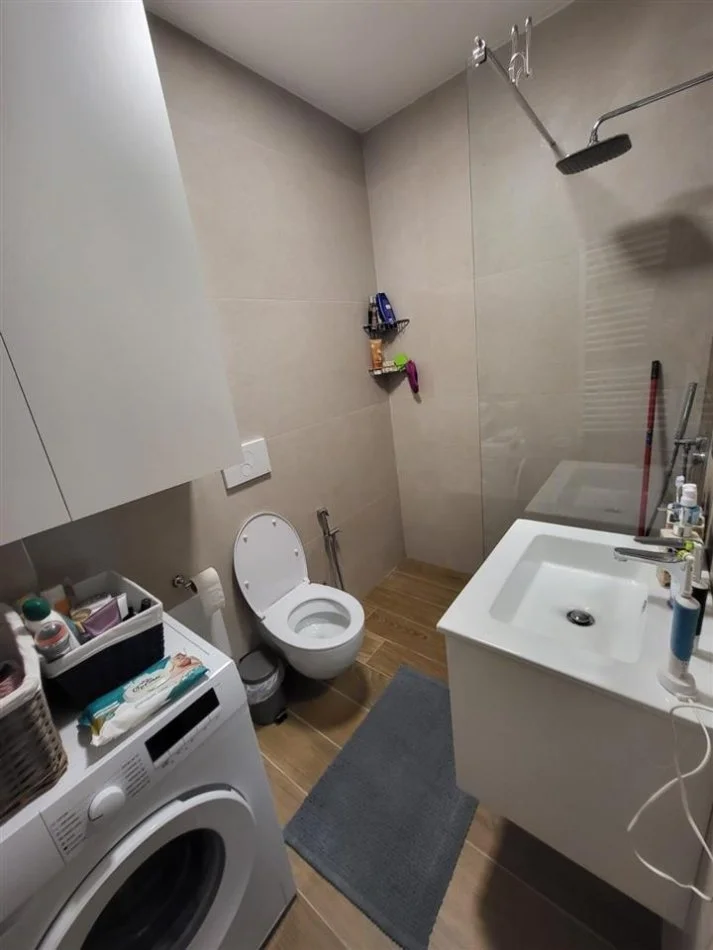 Tirane, jepet me qera apartament 1+1 Kati 8, 65 m² 500 € (Ish Tregu Elektrik)