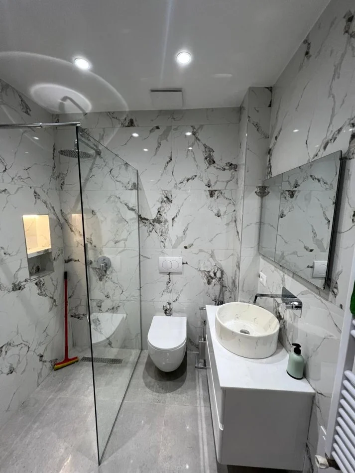 Tirane, jepet me qera apartament 1+1 Kati 7, 71 m² 700 € (Komuna e Parisit)