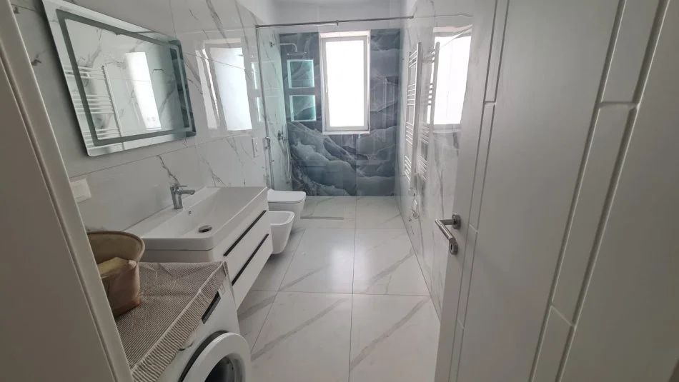 Tirane, jepet me qera Apartament 2+1+Ballkon, Kati 5 me Ashensor, 95 m², 700 € (Bulevardi Zogu i Pare, prane FSHN)