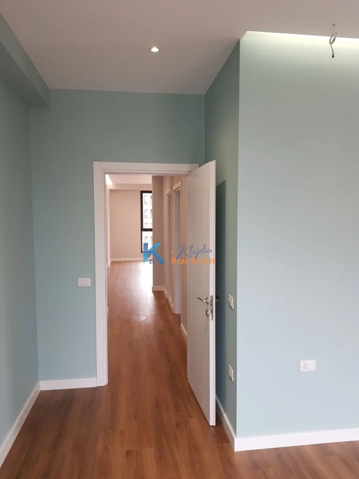 Tirane, jap me qera zyre Kati 4, 112 m² 1.000 € (Rruga e Barrikadave)