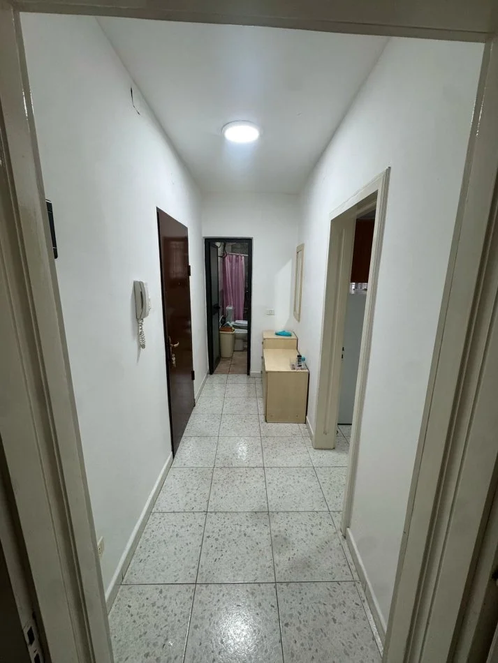 Tirane, jap me qera apartament 1+1 Kati 2, 60 m² (Rruga e Durresit, afer Ambasades Polake)
