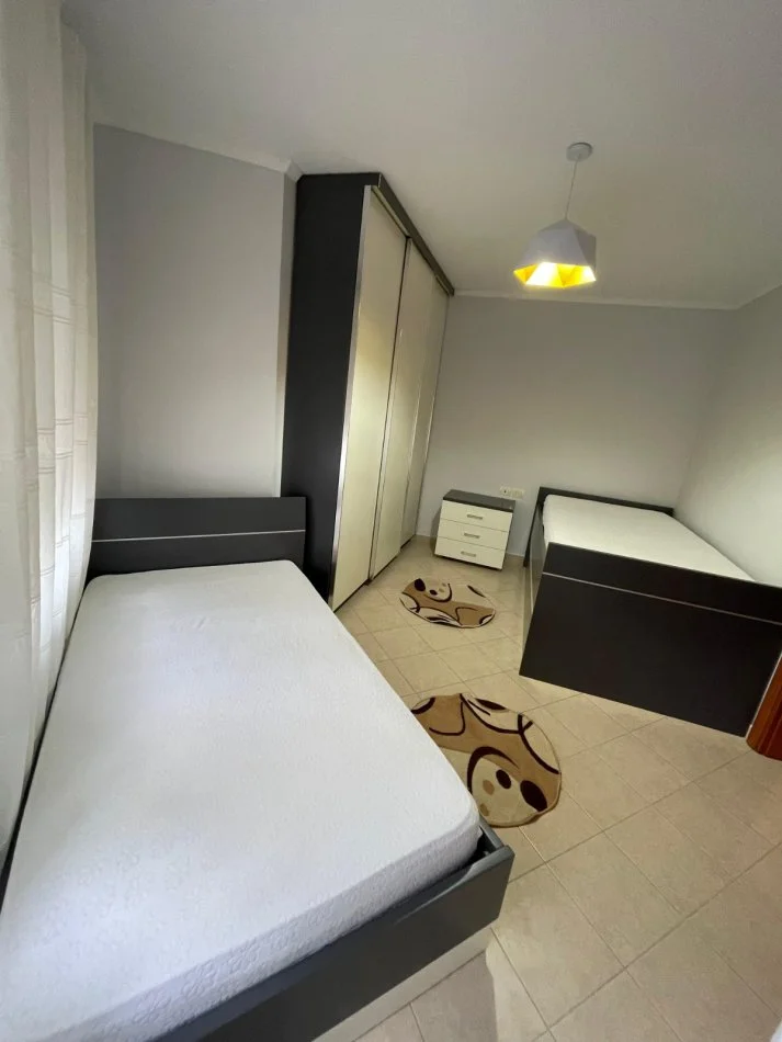 Tirane, jepet me qera apartament 2+1 Kati 2, 97 m² 800 € (Komuna e Parisit)