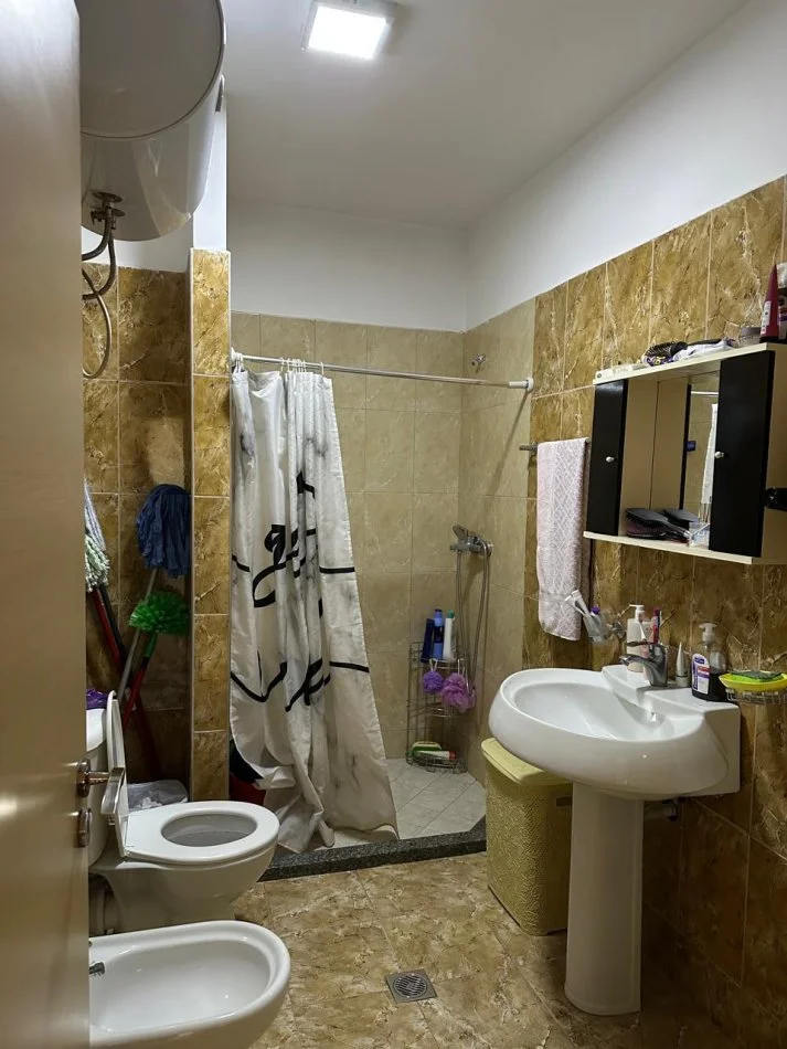Tirane, jap me qera apartament 2+1+Ballkon Kati 2, 100 m² (Liqeni i Thate, Rruga Hamdi Sina)
